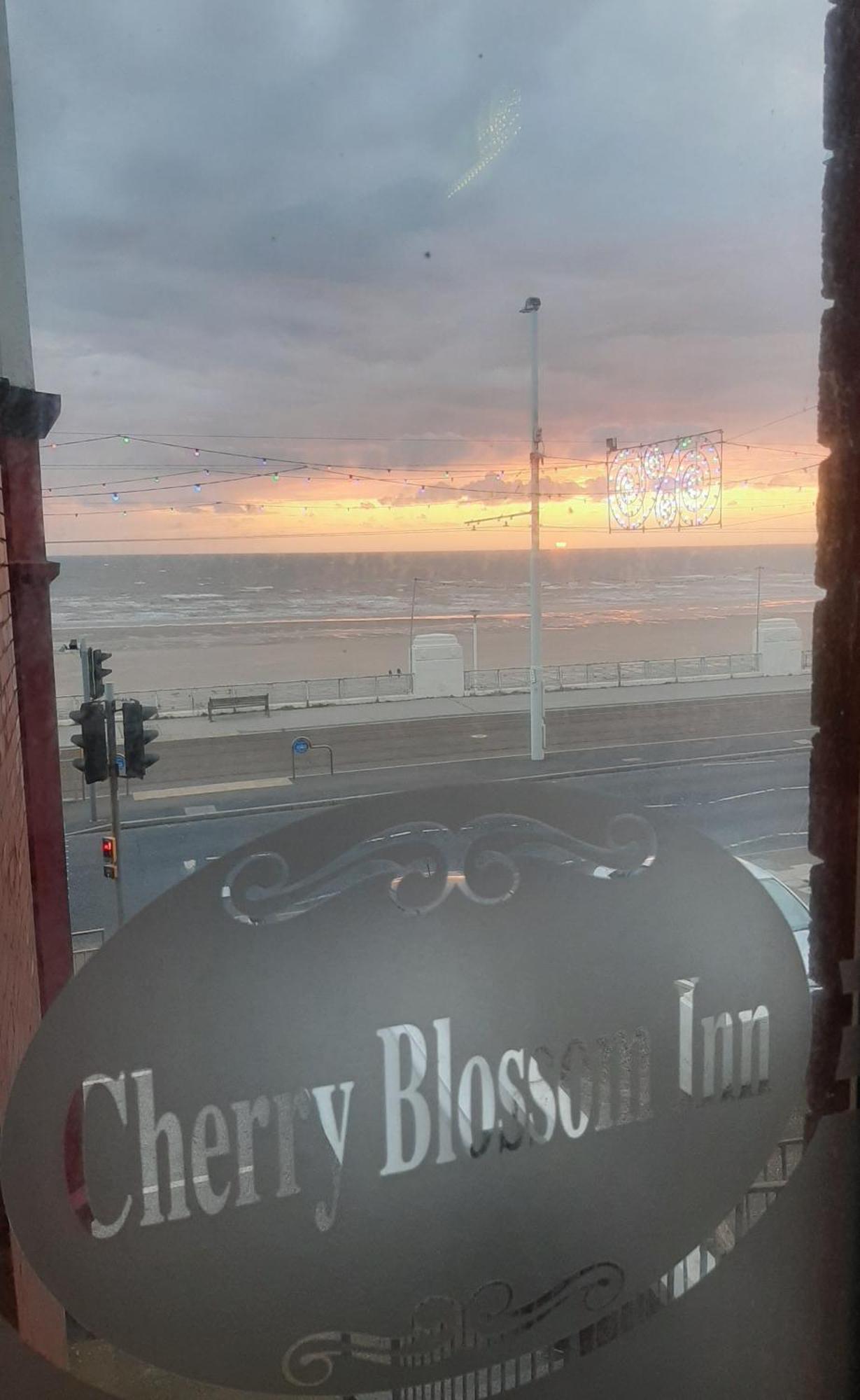 Cherry Blossom Inn 黑潭 外观 照片